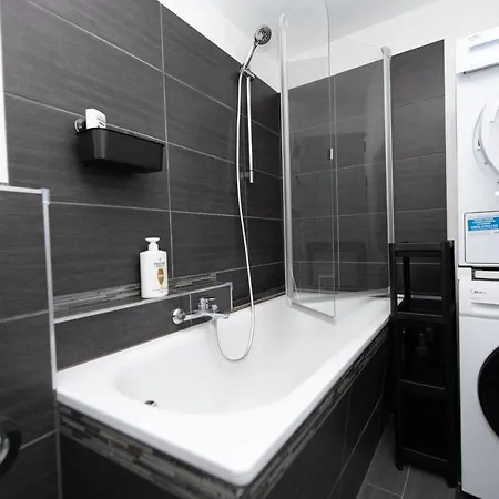 Quiet With The Comforts Of شقة