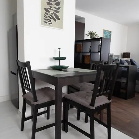 Quiet With The Comforts Of شقة